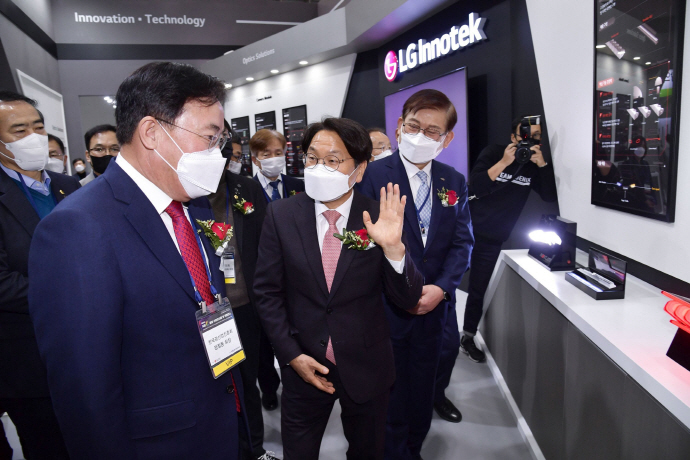 강기정 광주광역시장이 지난해 11월23일 김대중컨벤션센터에서 열린 ‘제20회 국제광융합산업전시회‘에 참석해 부스를 둘러보고 있는 모습./광주광역시 제공