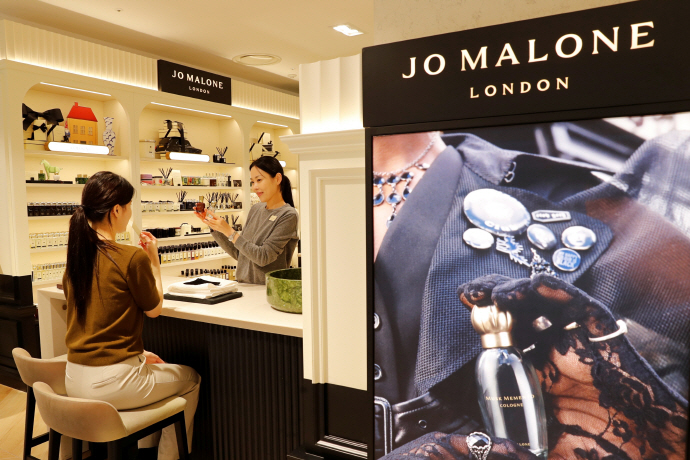 11일 광주신세계 본관 2층 조말론 런던 매장에서 직원이 고객에게 제품에 대한 설명을 하고 있다./광주신세계 제공