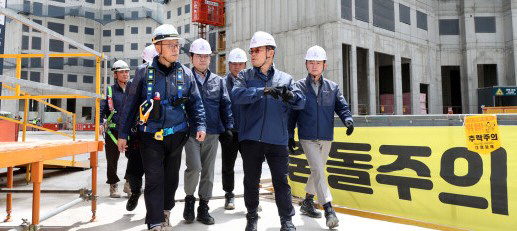 경기 부천 송내역 푸르지오센트비엔현장에서최근  안전점검을 진행중인 대우건설 김보현 사장. /대우건설 제공